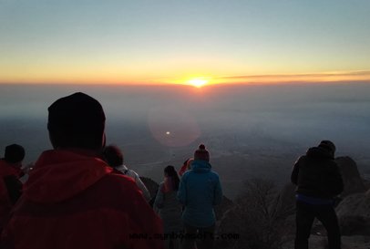 2016年(nián)公(gōng)司全(quán)員觀新(xīn)年(nián)日出(chū)